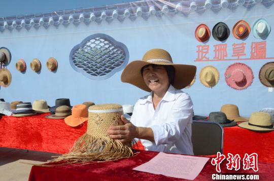 郯城县胜利镇村民有种植琅琊草，并在农闲时间用琅琊草编织工艺品的传统习俗。　孙婷婷 摄
