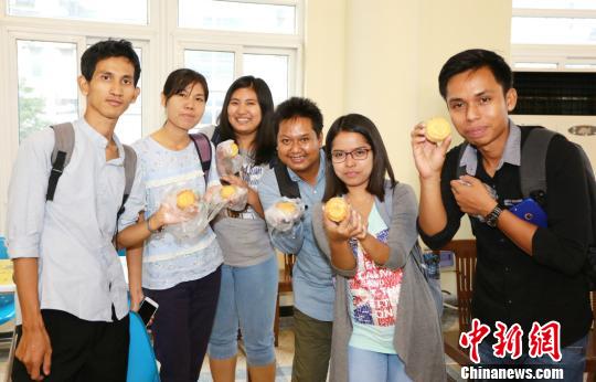 留学生们开心地展示自己制作的月饼。　彭正 摄