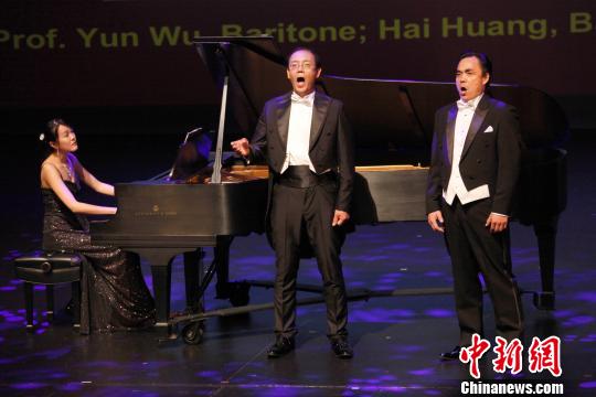当地时间9月23日晚，华人声乐家在多伦多第二届国际音乐艺术节“世界音乐会”上献唱。　余瑞冬 摄