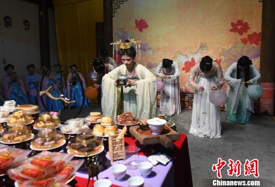 少女们按传承自两汉的礼仪，向空中皎月虔以致礼，烘托出最美的节日氛围。　记者刘可耕 摄