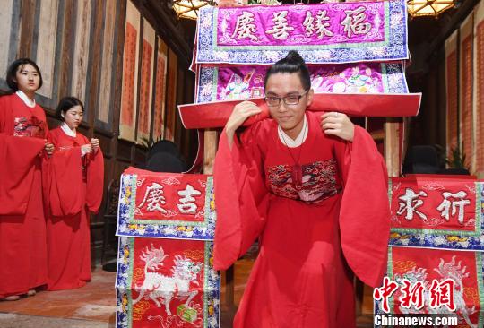 台湾青年体验在闽台共同传承的“出鸟母宫”传统习俗。　记者刘可耕 摄