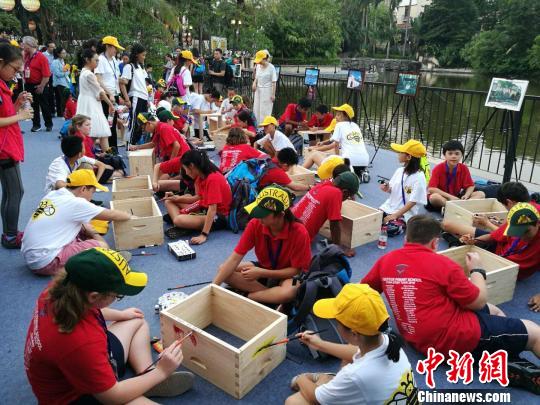 澳大利亚小学生和深圳儿童同绘蜂箱，呼吁保护蜜蜂，保护环境。　郑小红 摄