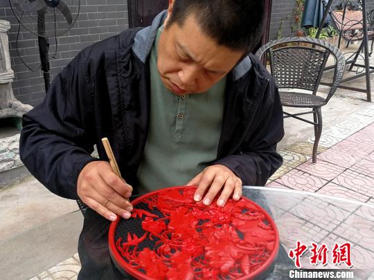 图为雕漆手艺人江羿正在进行雕刻。　高庆国 摄