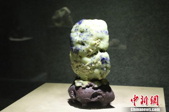 图为：青田石品种之一——蓝星。　胡小丽 摄