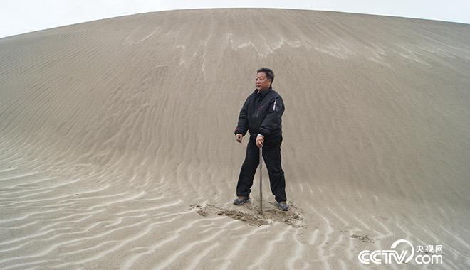 2011年7月13日，选定在雅鲁藏布江西藏林芝米林县段，海拔3067米，菌草治理流动沙丘试验点。