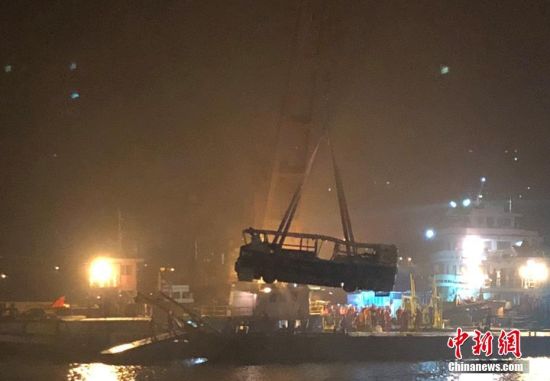 重庆万州坠江公交车被成功打捞出水 重庆坠江公交事故回顾