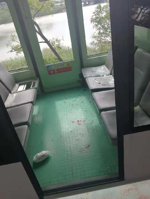 深圳欢乐谷列车相撞　导致2人受轻微擦伤