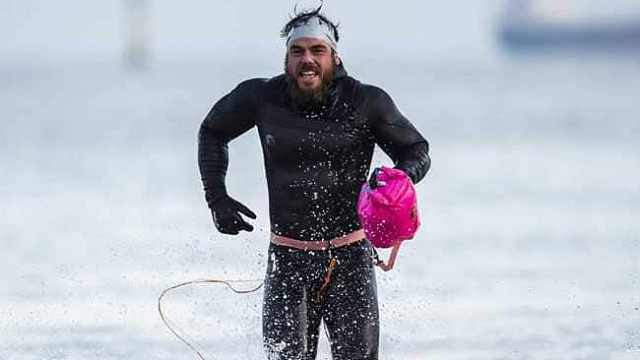 英国一男子环岛游泳5个月不上岸创多项纪录 期间吃掉超过500根香蕉