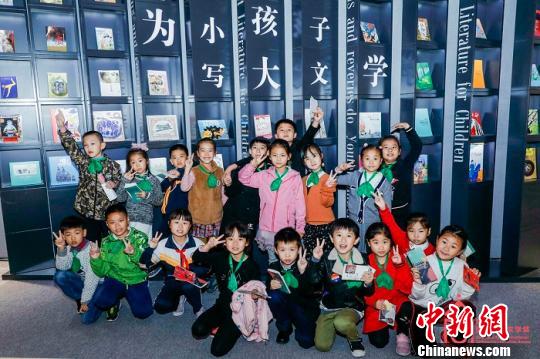 观展后的孩子们在展厅中展现各自表情。上海宝山国际民间艺术博览馆 供稿