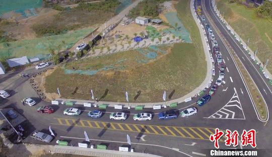 中国新能源汽车大赛(环海南岛赛)11月8日在三亚鸣枪起跑。　赛事组委会供图 摄