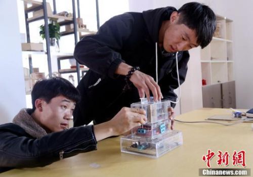 青海学生发明智能插座 获实用新型专利
