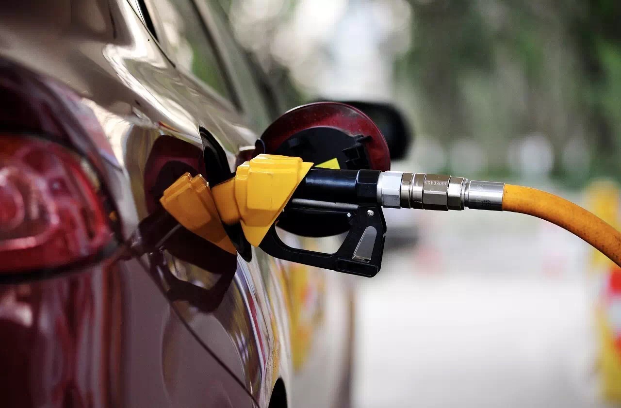 2018油价调整最新消息：国内成品油价“二连跌” 私家车加满一箱油将少花17元？ 成品油价格实时查询一览表（11月16日）