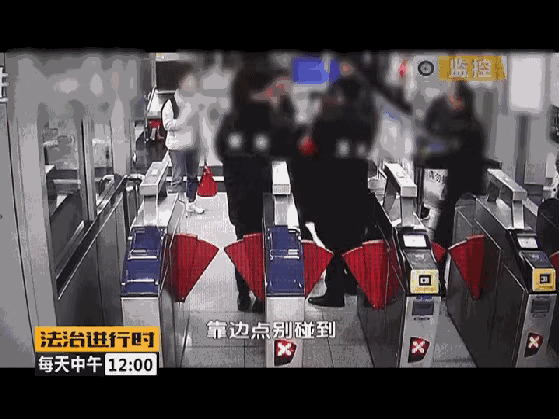 女大学生携刀具闯北京地铁辱骂踢踹民警！笑称“最多拘15天”  刑拘后淡定称：人生总要有一次尝试嘛
