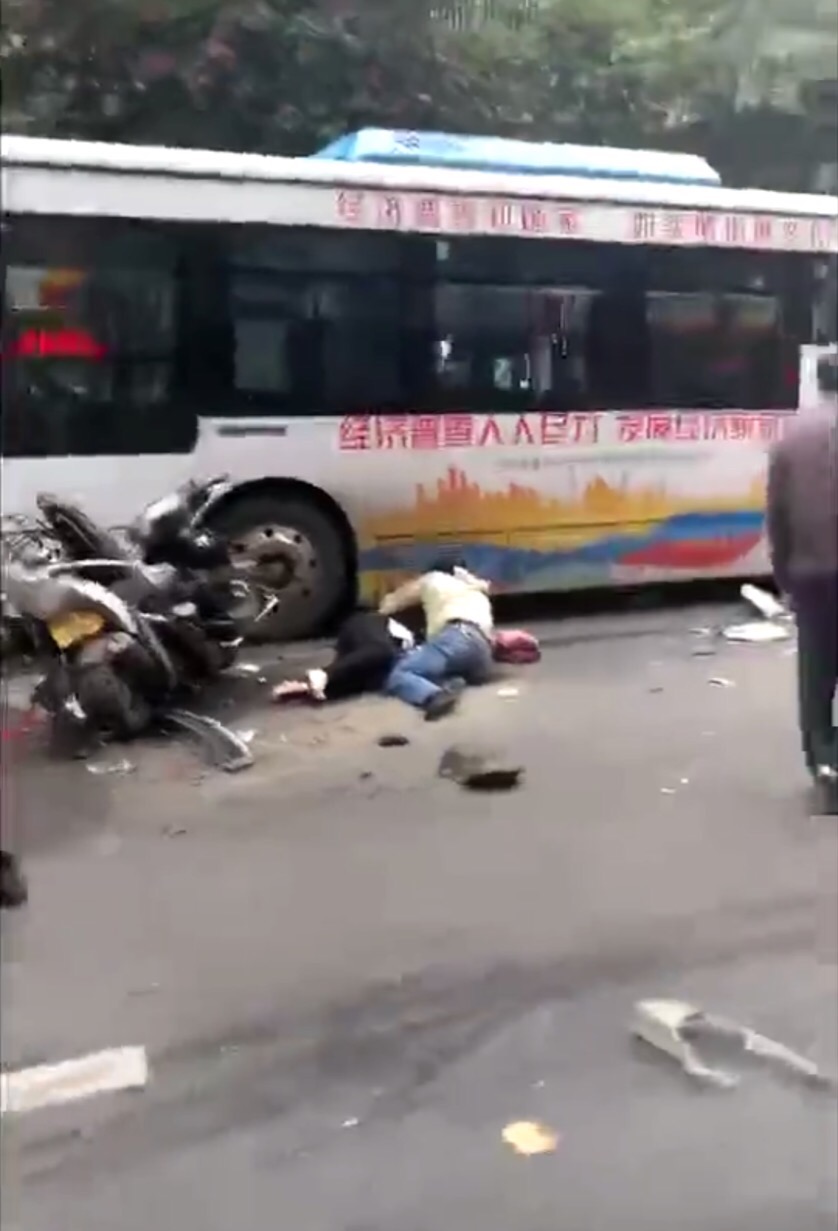 福建男子劫持公交车 冲撞车辆行人已致5死21伤