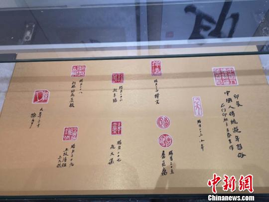 王春生篆刻作品《印象：中国人传统过年习俗》。　童笑雨 摄
