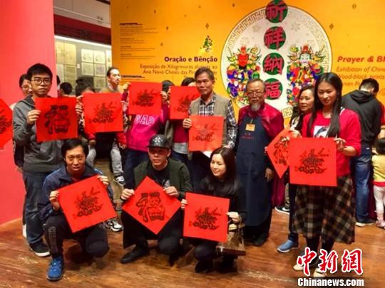 “祈祥纳福——山西省和湖南省年画艺术展”是澳门“欢乐春节”系列活动之一。　卫世新 摄