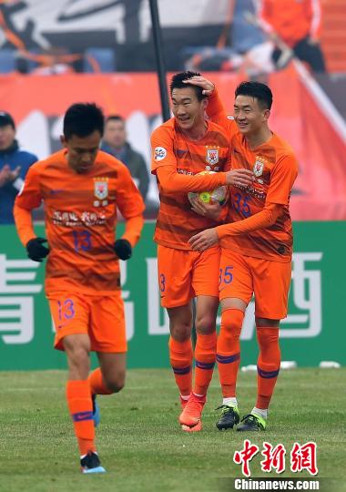 2月19日，鲁能泰山队球员刘军帅(左二)在庆祝进球。　朱峥 摄