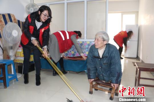 河北邢台一社区接力10年照顾残疾老人