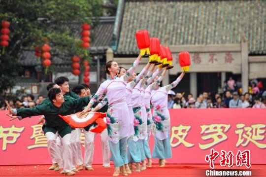 3月17日，第15届广州民俗文化节暨黄埔“波罗诞”千年庙会开幕演出。　陈骥旻 摄