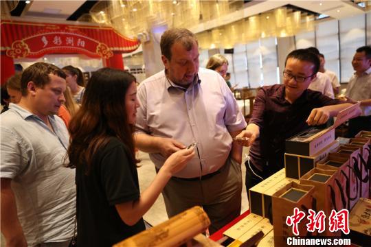 张冬向外国客商展示牛胶糕产品。 受访者供图