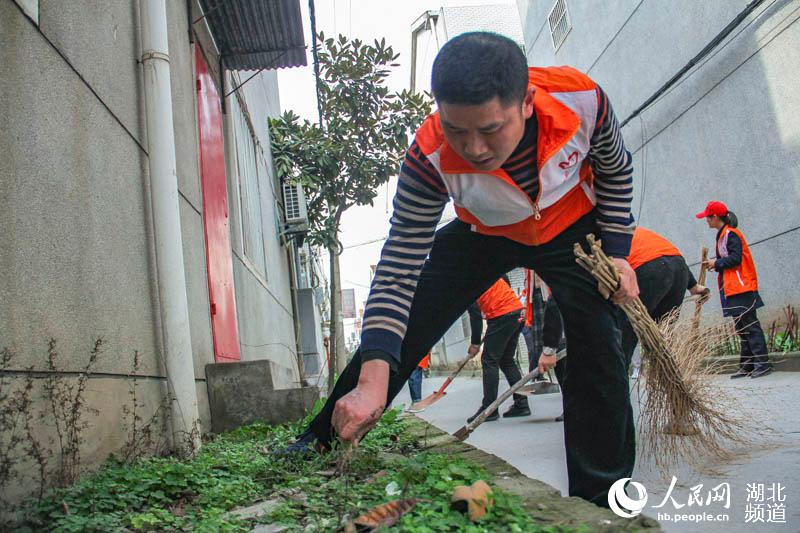 湖北新洲：近两千人扫街 开展文明晾晒、净化家园活动