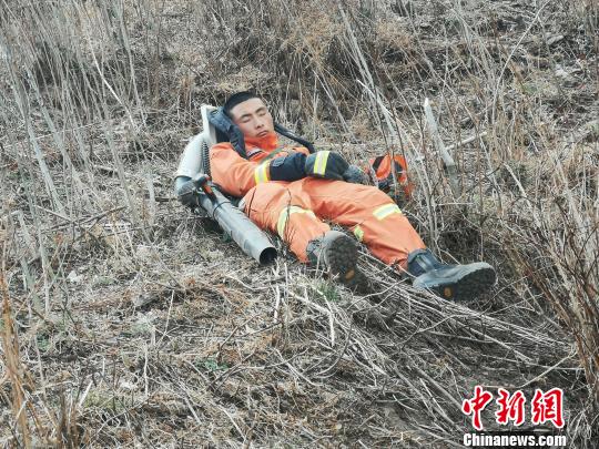 图为森林消防员在扑救间隙小憩。丽江市森林消防支队供图