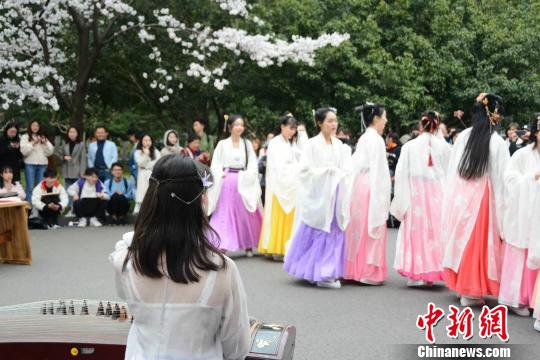 图为南京“樱花季”，上演唯美“汉服秀”。　徐蕴佳 摄