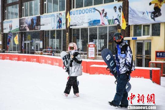 来自国内外的滑雪爱好者正在抓紧时间享受滑雪运动带来的快乐。　于文静 摄