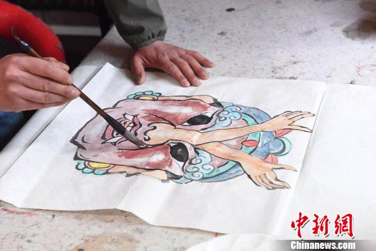 图为甘肃民间艺人马正德所画的《水浒传》中杜迁人物图稿。　杨艳敏 摄
