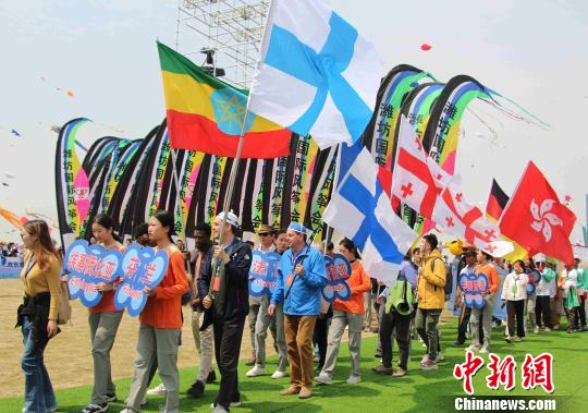 来自中国、美国、法国、南非等60余个国家和地区的风筝放飞高手同场竞技。　赵晓 摄