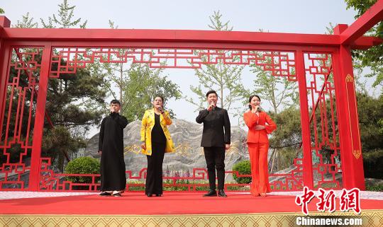 开锣仪式在四位青年梨园人表演的《我是中国人》优美唱腔中拉开序幕。　仲兆华 摄