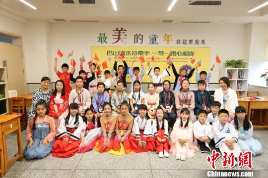 蒙古国少年与成都当地学生在一起。　主办方提供 摄