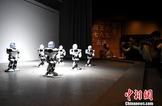 机器人正在表演戏曲舞蹈。　韩苏原 摄