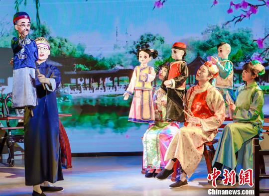 图为扬州木偶“演绎”家风家训。　孙祖良 摄