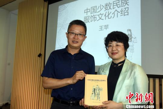 首发式上，王苹向清华大学艺术博物馆副馆长杜鹏飞捐赠新书。　孙自法 摄