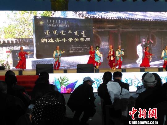 新疆锡伯族代表跳起《欢乐的贝伦》。　赵桂华 摄