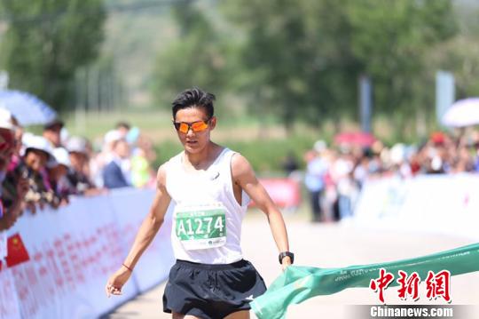 2019山西右玉生太国际马拉松赛16日举行，6000多名中外选手参赛。　主办方 摄