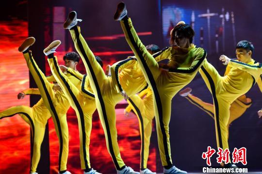 城市当代舞蹈团(香港)带来的现代舞《小龙三次方》。陈骥旻 摄