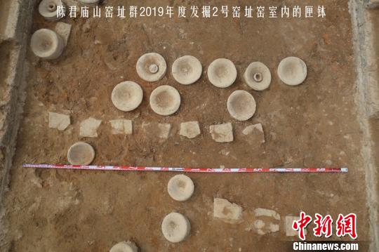 图为Y2窑内匣钵。宁波市文物考古研究所提供