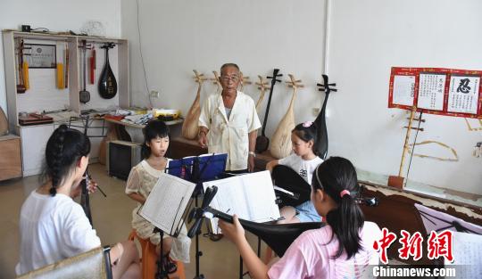 除了制作南音乐器，李老还义务为学生们教授南音。　陈龙山 摄