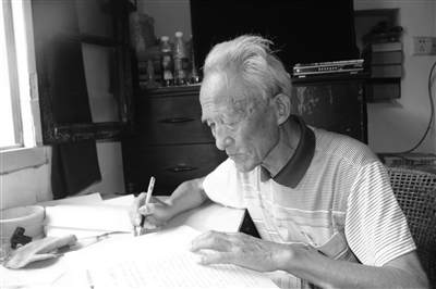 扬州81岁老人写5万多字“家风家训”传给子女