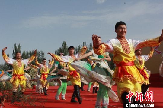 新疆和田地区墨玉县25日举办当地首届“中国农民丰收节”庆祝活动。　陶拴科 摄