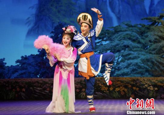 湖南花鼓戏《刘海戏金蟾》中“胡大姐”的第三代扮演者就是民革党员叶红。受访者供图