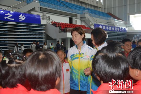 冠军们与小运动员进行面对面的技术指导和沟通 黑龙江省体育局提供