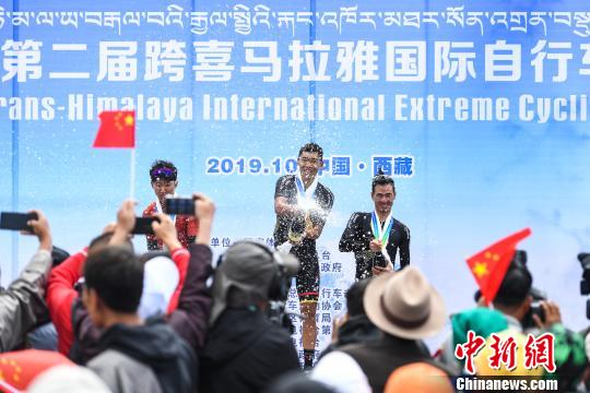 黑龙江省自行车队专业车手牛益逵(左二)获得本赛段冠军。　何蓬磊 摄