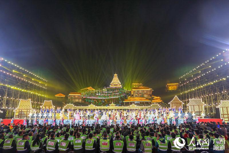 11月6日，第十六届中国侗族多耶节开幕式上，极富侗族风情特色的实景演出惊艳八方来宾。（吴练勋 摄）