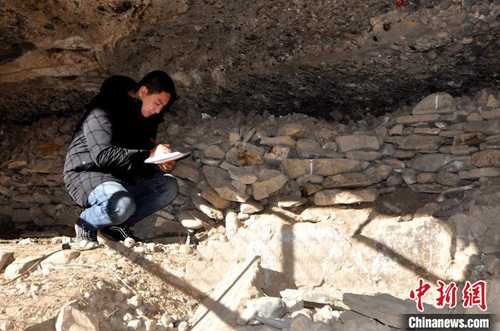 图为工作人员对此次发现13世纪前后藏传佛教壁画进行登记。　郭福山 摄