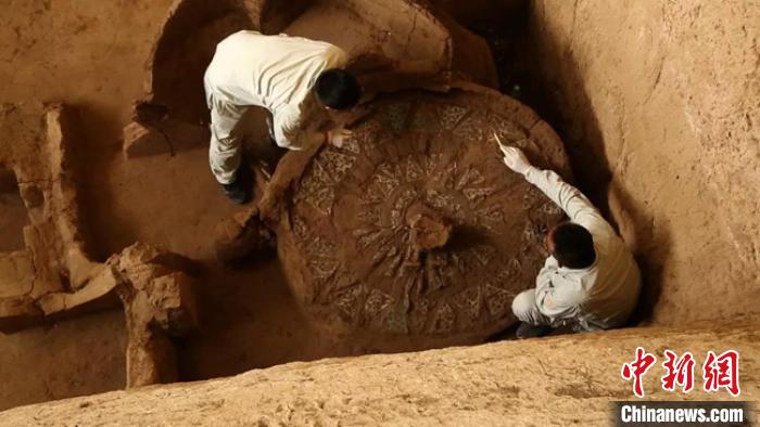 图为考古人员对马家塬墓地进行清理发掘。(组图)甘肃省文物考古研究所供图