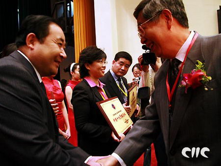 图文：许嘉璐副委员长与获奖代表亲切握手