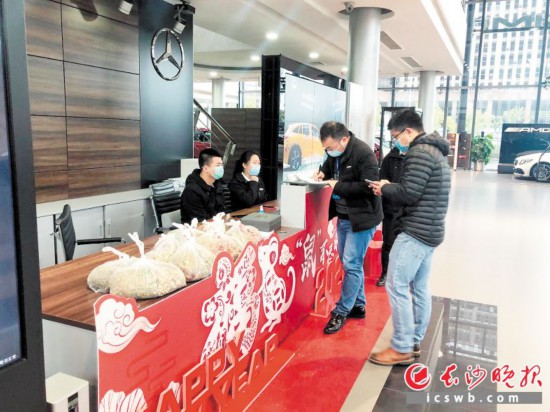 　　天心区驻企防疫联络员在湖南华美汽车销售公司了解防疫和复工情况。   市委组织部供图